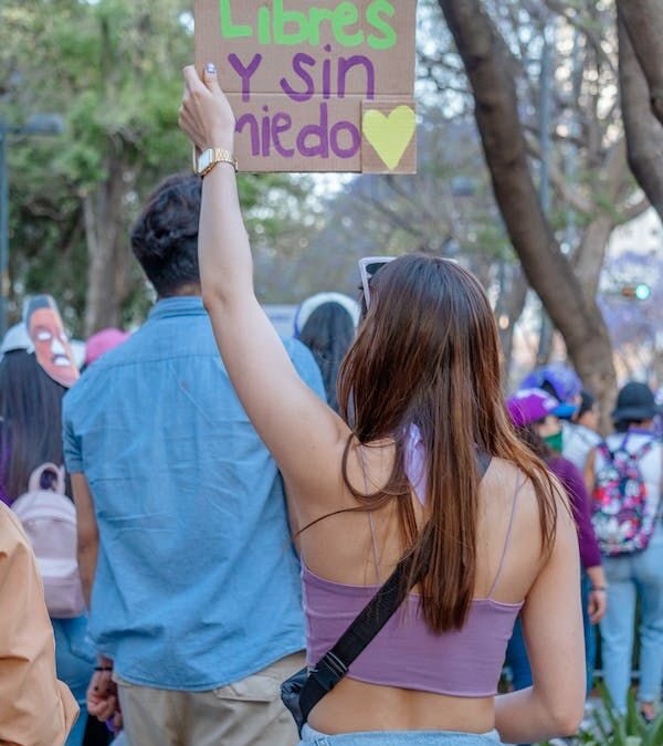 LA DEUDA DE LA SOCIEDAD CON LA MUJER